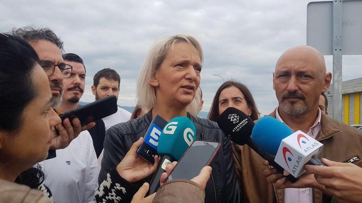 A candidata de más País pola Coruña, Carolina Bescasa, ofrece declaracións aos medios. MÁS PAÍS 
