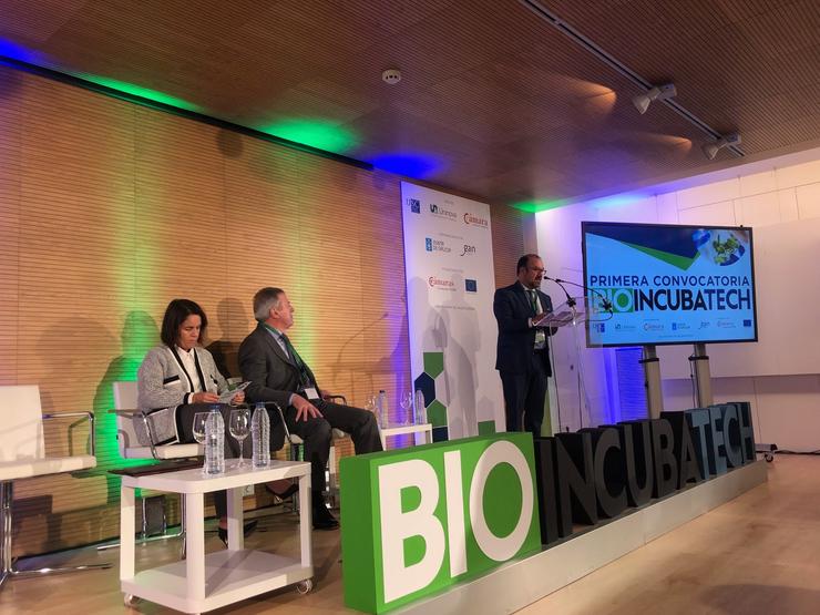 O reitor da USC, Antonio López, e a directora da Axencia Galega de Innovación, Patricia Argerey, participan na presentación da aceleradora de empresas 'BioIncubatech'.. XUNTA