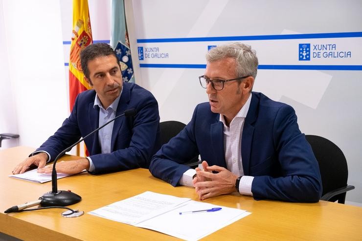 O vicepresidente da Xunta, Alfonso Rueda, e o número dous da Fegamp, Alfonso Villares, presentan un plan contra a velutina.. XUNTA 