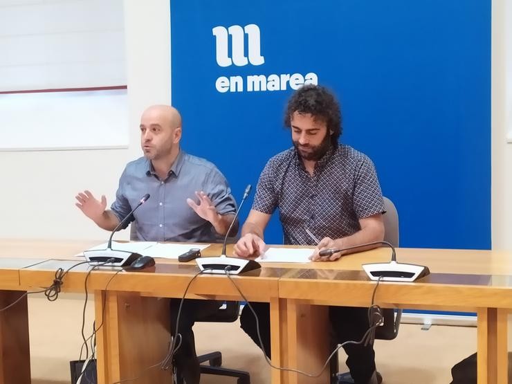 O ex portavoz do grupo mixto e de En Marea, Luís Villares, ofrece unha rolda de prensa xunto ao parlamentario Davide Rodríguez