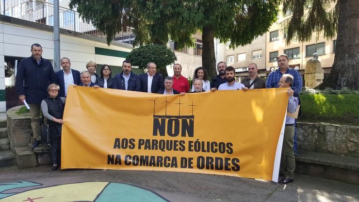 Alcaldes da Comarca de Ordes con pancarta contraria aos eólicos/SCO