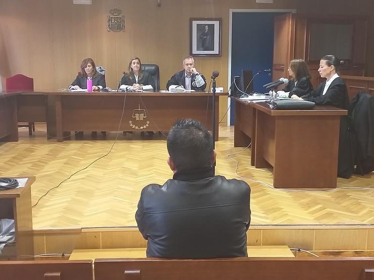 Acusado nun xuízo por suposto abuso sexual, na Audiencia Provincial, en Vigo. PAULA XUSTO-EUROPA PRESS