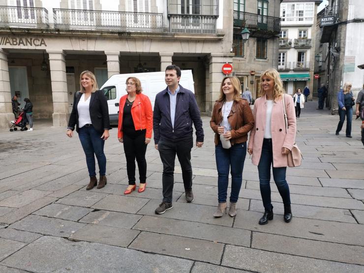 De esquerda a dereita: a cabeza de lista do PSOE por Lugo, Ana Prieto; a número un por Pontevedra, Olga Alonso; o secretario xeral do PSdeG, Gonzalo Caballero; a número un pola Coruña, Pilar Cancela; e a de Ourense, Mariña Ortega. / Europa Press