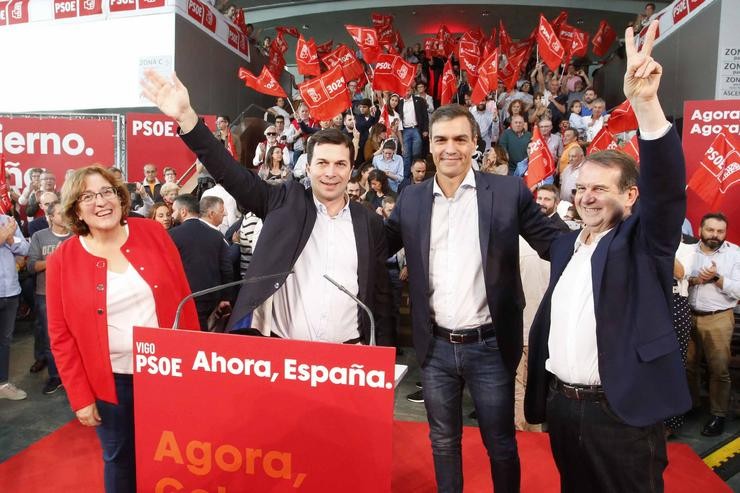 O presidente do Goberno en funcións, Pedro Sánchez, o secretario xeral do PSdeG, Gonzalo Caballero e o alcalde de Vigo, Abel Caballero, nun mitin do PSOE en Vigo. Marta Vázquez Rodríguez - Europa Press - Arquivo