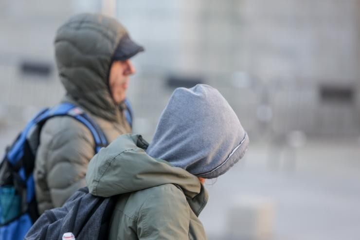 Dous mozos protéxense do frío con abrigos e gorros/ Europa Press