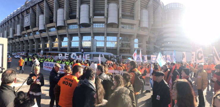 Traballadores de Alcoa, á altura do estadio Santiago Bernabéu en Madrid 
