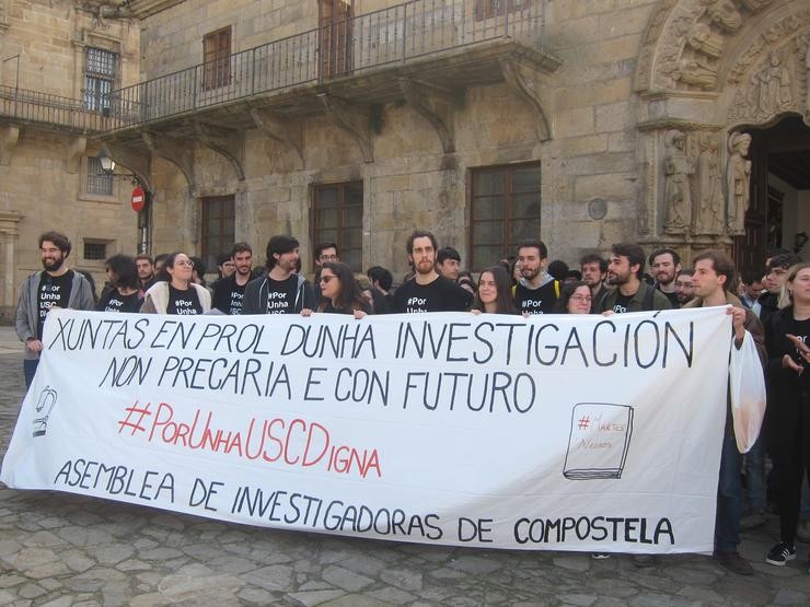 Decenas de investigadores protestan en Santiago pola súa precariedade 