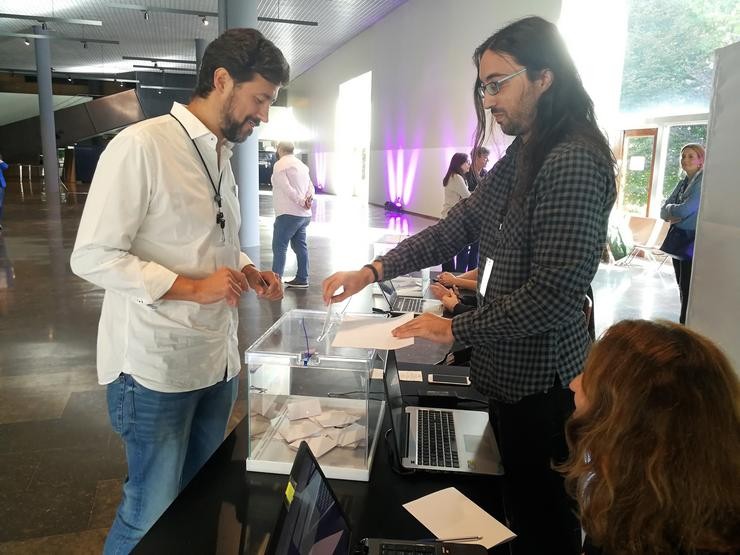 Antón Gómez Reino votando nas primarias de Podemos Galicia. EUROPA PRESS - Arquivo 