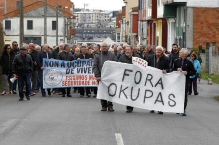 Manifestación convocada pola Asociación Gatos Roxos, contra a okupación de vivendas e os okupas do barrio das Gándaras en Lugo 