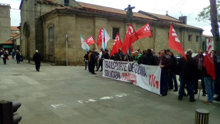 Protesta dos transportistas de Sogama preto da Praza de Abastos de Santiago, onde Feijóo decidiu cancelar un acto previsto / M.M.