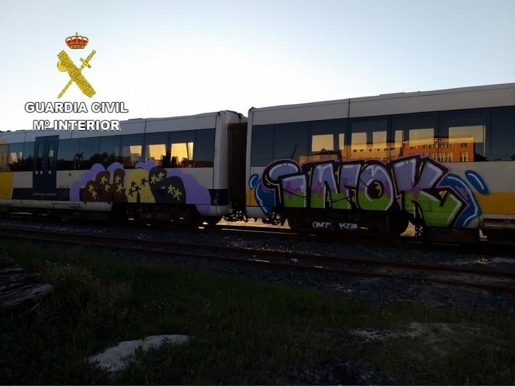 Grafitis en dous vagóns de tren de Renfe / GARDA CIVIL
