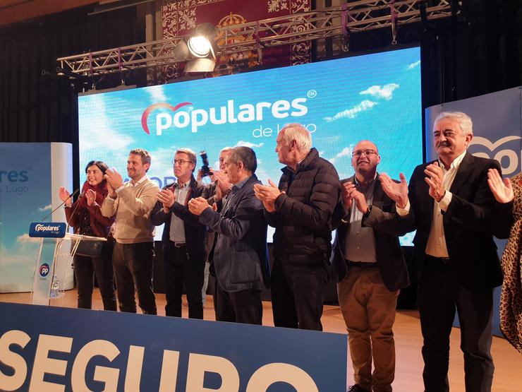 Alberto Nuñez Feijóo, Jaime de Olano e José Manuel Barreiro, entre outros, nun acto de campaña do PP en Lugo / Europa Press