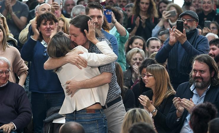 Abrazo entre Pablo Iglesias (Podemos) e Yolanda Díaz (Esquerda Unida) en Vigo 