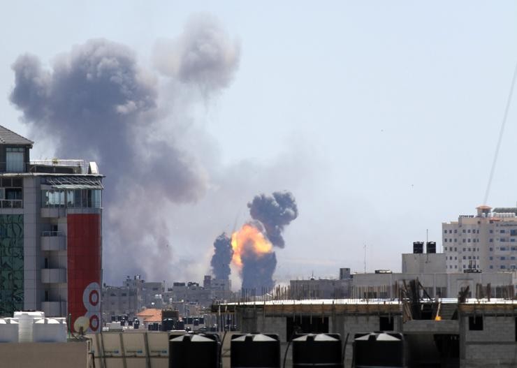 Bombardeos israelís sobre a Franxa de Gaza /Mahmoud Khattab/APA Images via Z / DPA