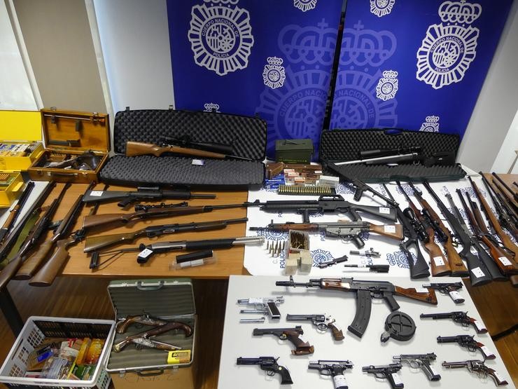Detido un home que almacenaba en vivendas de Vigo e Lugo máis de 60 armas, 17.000 cartuchos e sustancias explosivas. POLICÍA NACIONAL