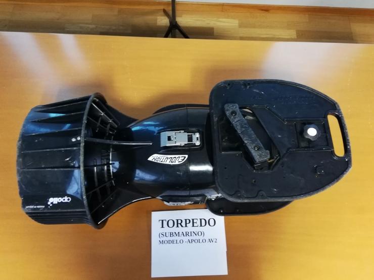 Detido un furtivo que usaba un torpedo para desprazarse baixa a auga e extraer percebe de forma ilegal na Coruña / Xunta de Galicia