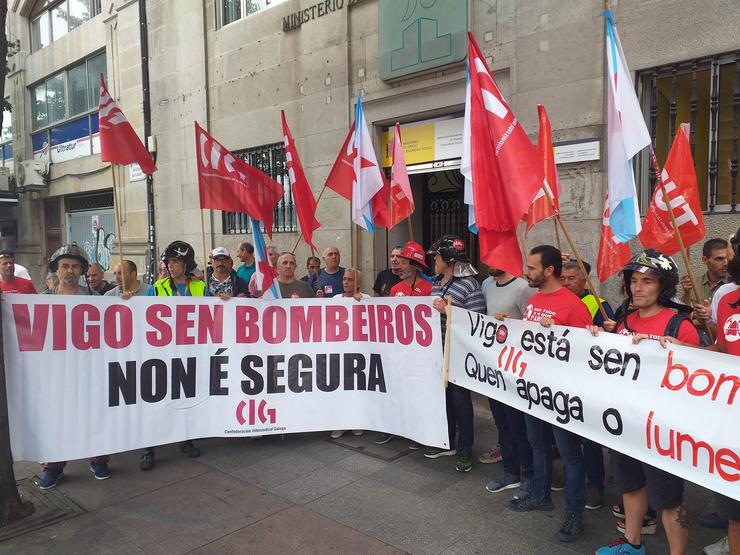 Bombeiros de Vigo protestan ante a Inspección de Traballo e reclaman máis persoal. PAULA XUSTO-EUROPA PRESS