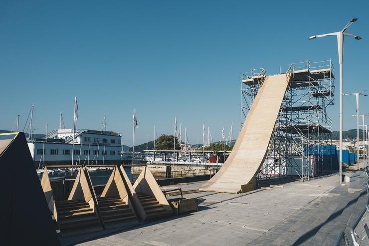 Colocación da rampla para o Big Jump do Marisquiño 2019 