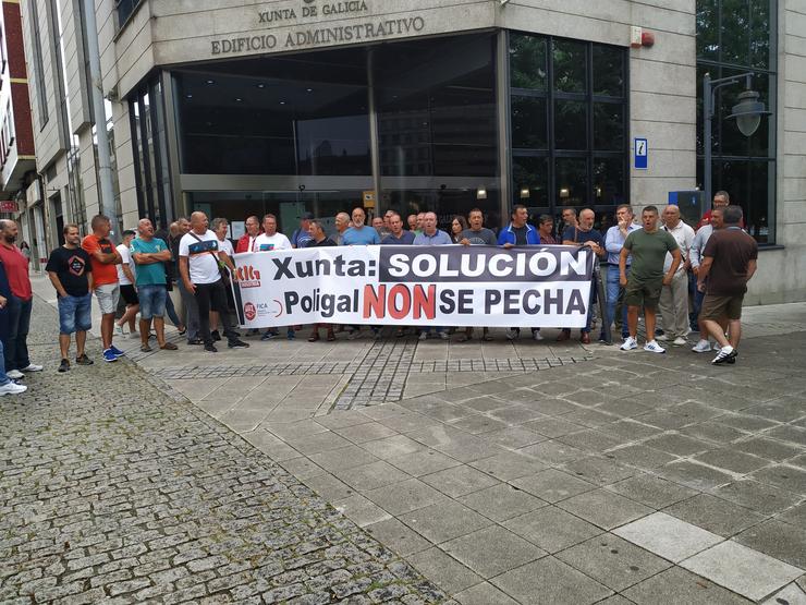 Concentración de ex-traballadores de Poligal diante da Xunta en Ferrol. / Europa Press