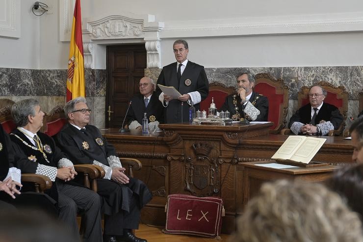 O presidente do Tribunal Supremo (TS) e do Consello Xeral do Poder Xudicial (CGPJ), Carlos Lesmes (d), preside no Palacio de Xustiza da Coruña, a toma de posesión do novo presidente do Tribunal Superior de Xustiza de Galicia (TSXG), José Mar 