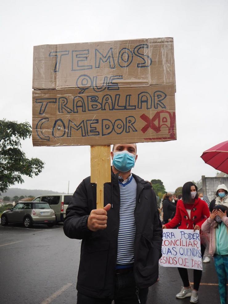 Concentración ante o CEIP Pedrouzos de Brión en protesta pola resposta de Consellería de Educación á petición de máis monitores para desdobrar o comedor escolar