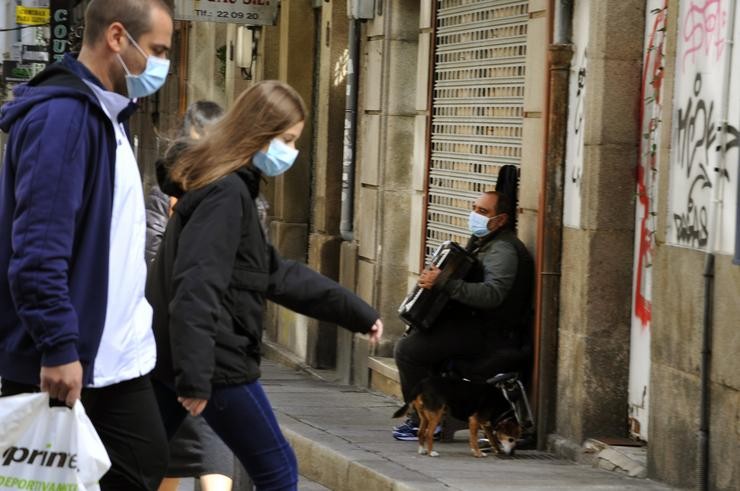 Veciños de Ourense camiñan por unha das rúas do barrio do Couto.. Rosa Veiga - Europa Press