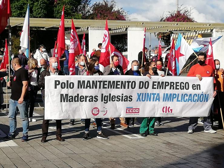 Traballadores de Maderas Iglesia maniféstanse en Vigo. CIG 