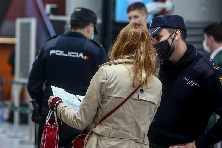Unha viaxeira mostra a súa documentación a un axente da Policía Nacional na estación de tren Madrid-Porta de Atocha,.. Ricardo Rubio - Europa Press 