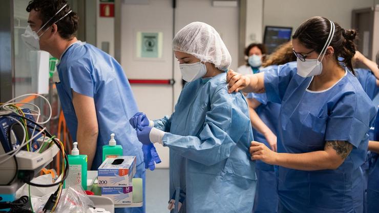 Profesionais sanitarios traballan nun hospital / Universidade de Vigo.