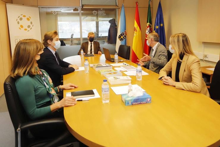 O vicepresidente primeiro da Xunta, Alfonso Rueda, durante a súa visita á sede da AECT. XUNTA 