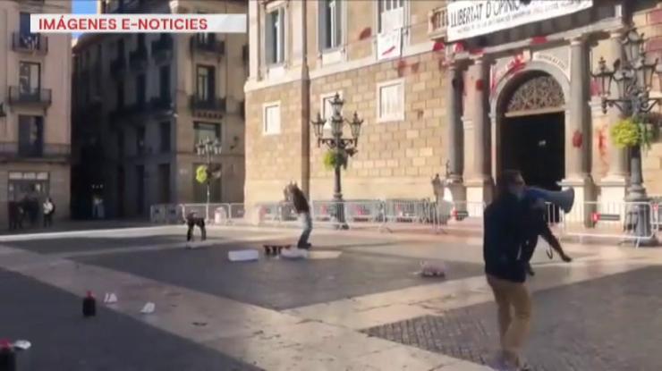 Un grupo de persoas vinculadas coa hostalaría lanza pintura contra o edificio da Generalitat 