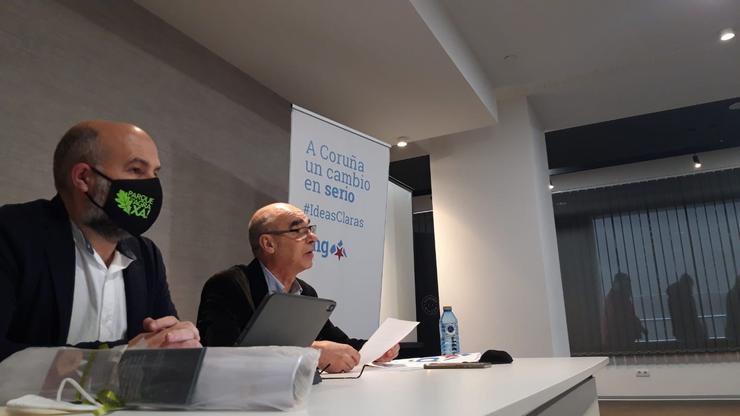 O deputado do BNG no Congreso, Néstor Rego, e o concelleiro na Coruña Francisco Jorquera ofrecen unha rolda de prensa sobre o PGE. BNG 