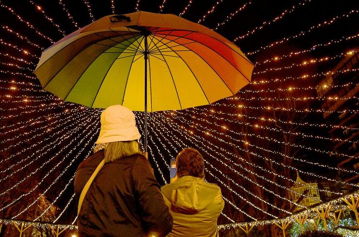 Dúas persoas miran as luces de Nadal en Vigo 