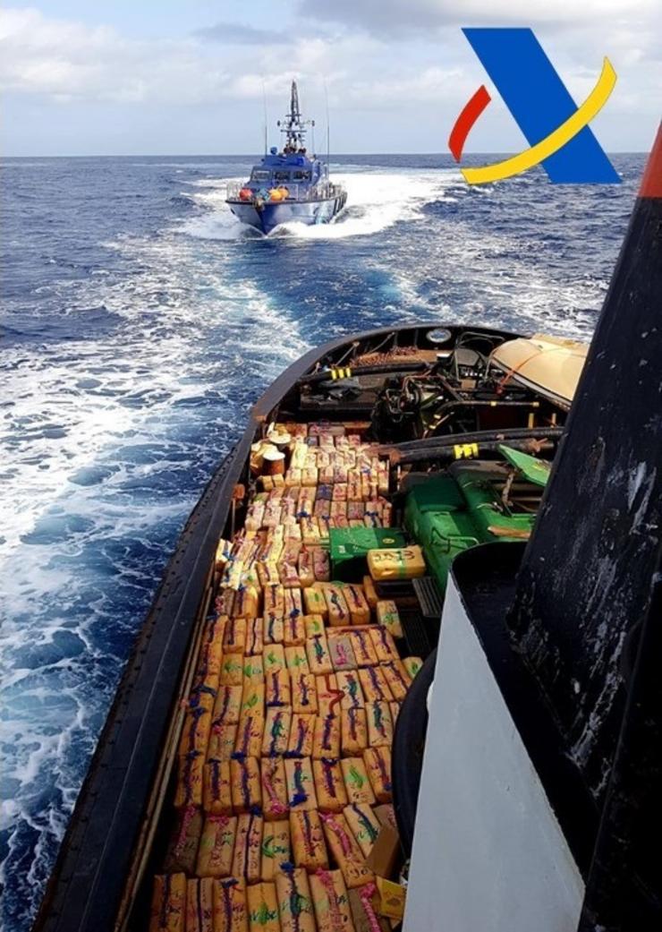 Interceptan ao norte de Canarias unha embarcación con preto de 15.000 quilos de haxix. AXENCIA TRIBUTARIA