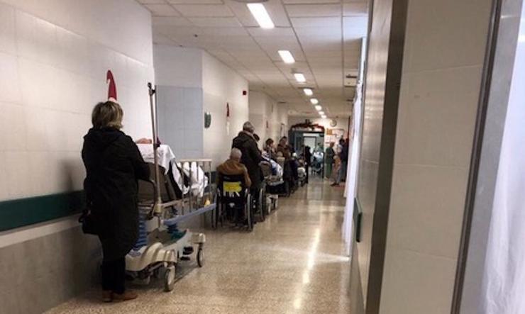 Pacientes nos corredores das Urxencias do CHUS / Arquivo