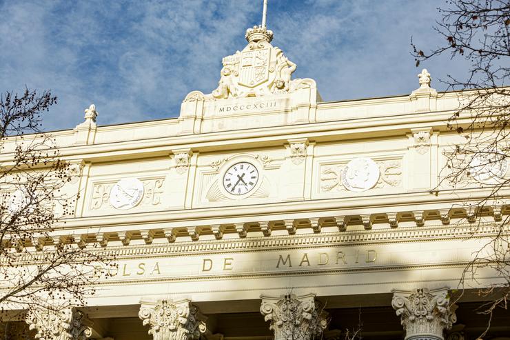 Reloxo da fachada exterior do Palacio da Bolsa de Madrid, na Praza da Lealdade, nº1 de Madrid (España).. Ricardo Rubio - Europa Press 
