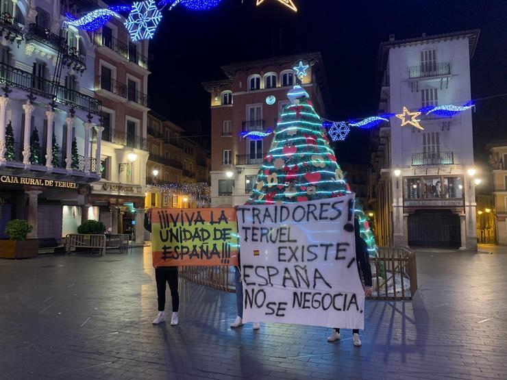 Manifestantes en contra da investidura de Sánchez en Teruel.
