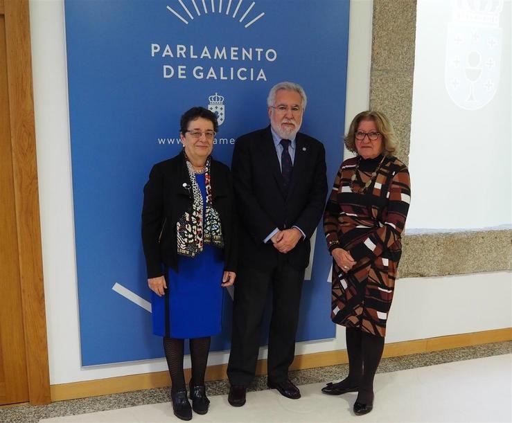 O presidente do Parlamento de Galicia, Miguel Santalices, recibe á secretaria da Asemblea Lexislativa de Salvador de Baía, María del Carmen Lula, e á presidenta do Consello da Cultura Galega, Rosario Álvarez 