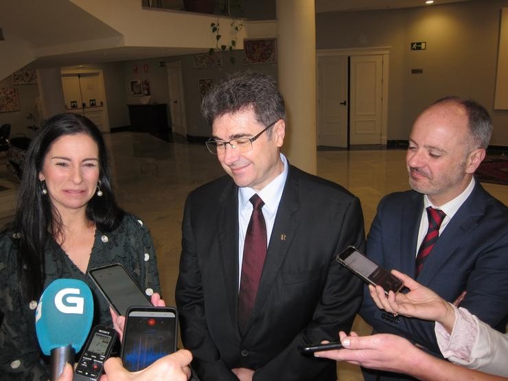 A presidenta do Círculo de Empresarios, Patricia García, o conselleiro delegado do Grupo Euskaltel, José Miguel García, e o delegado do Estado na Zona Franca, David Regades 