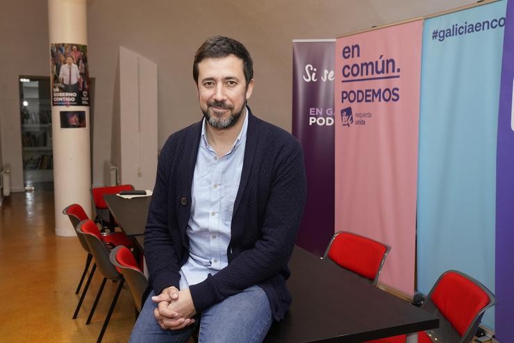 O secretario xeral de Podemos en Galicia, Antón Gómez-Reino, pousa tras unha entrevista con Europa Press, na sede do partido en Santiago de Compostela