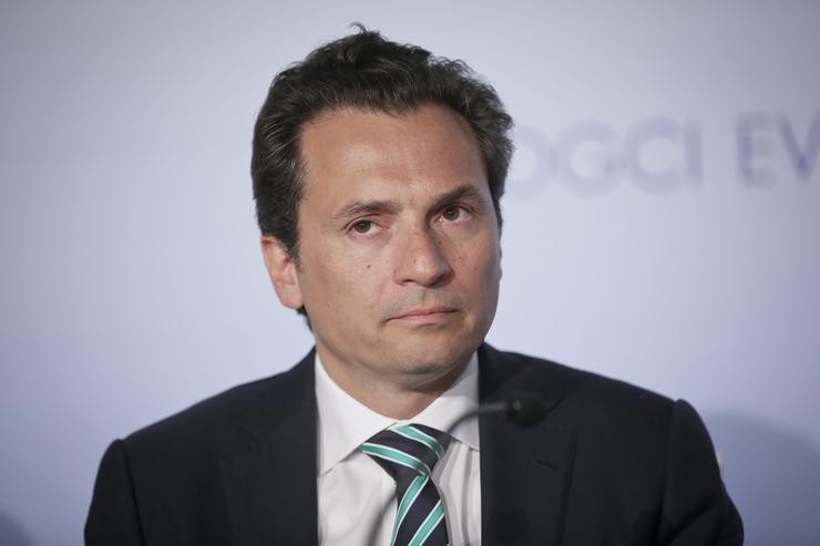 O ex director xeral de Petróleos Mexicanos (Pemex), Emilio Lozoya, durante unha conferencia de prensa en París en 2015o 