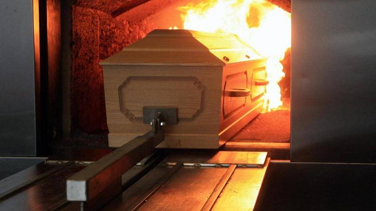 Cadaleito nun proceso de cremación ou incineación sen un funeral durante o coronavirus 