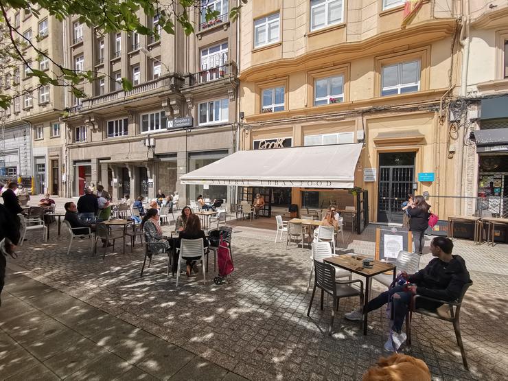 Dous locais de hostalaría da praza de Vigo que pechan para garantir a 'seguridade' de clientes e empregados. CAFETERIAS HERCULINAS 