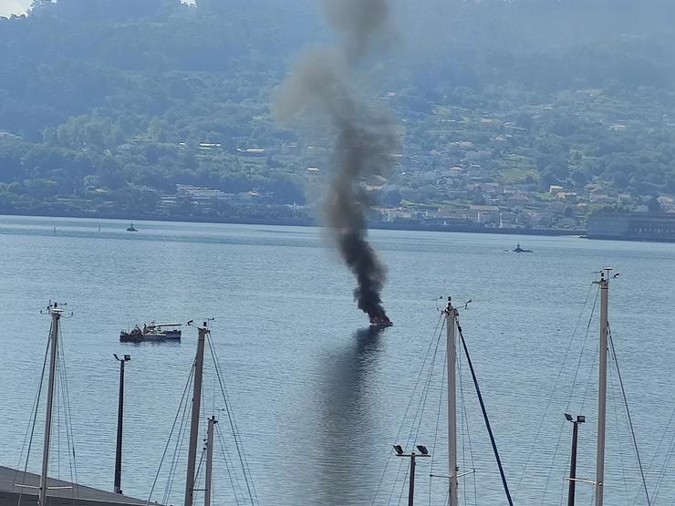 Incendio dunha embarcación fronte ao porto de Combarro, na ría de Pontevedra 