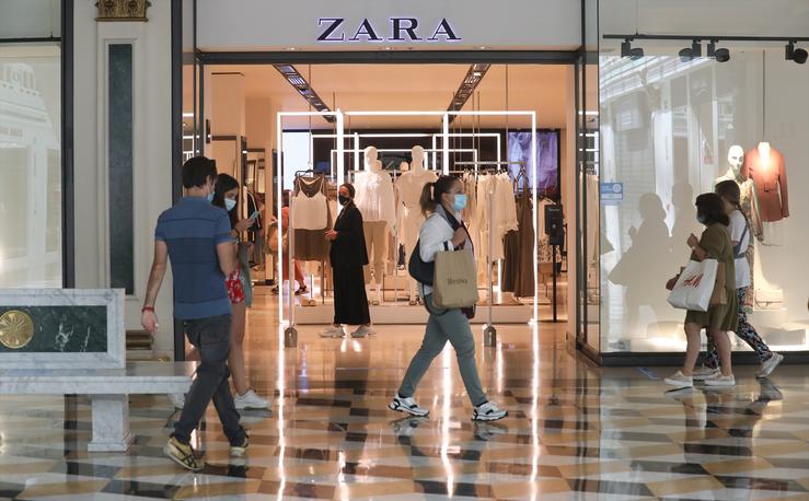 Varias persoas pasan xunto a unha tenda Zara. Marta Fernández Xara - Europa Press / Europa Press