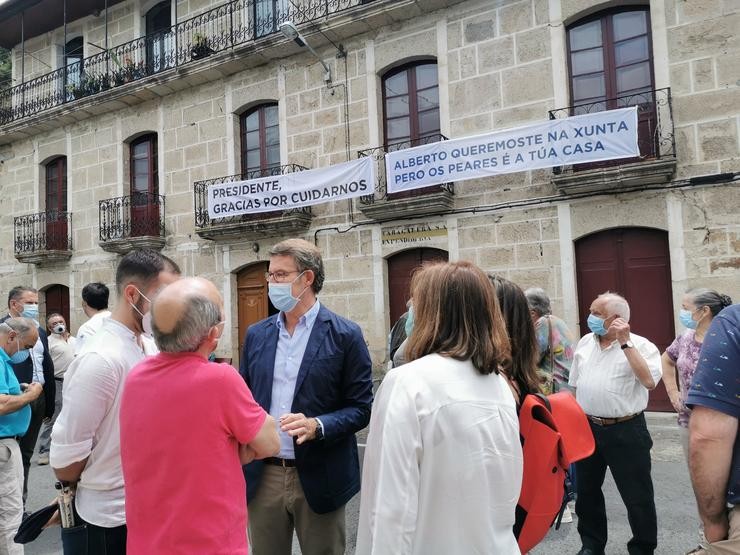 O presidente da Xunta e candidato do PPdeG á reelección, Alberto Núñez Feijóo, rodeado de veciños nunha visita a Vos Peares en campaña. / Europa Press