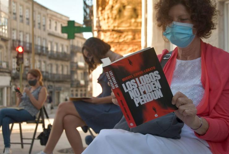 Unhas mulleres len libros na rúa Elduayen, en Vigo 