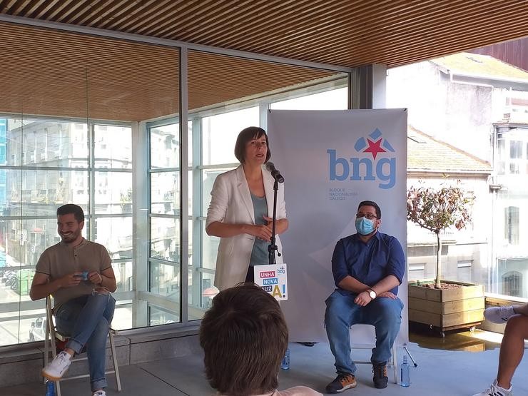 A candidata do BNG á presidencia da Xunta, Ana Pontón, nun encontro con mozos en Vigo. 