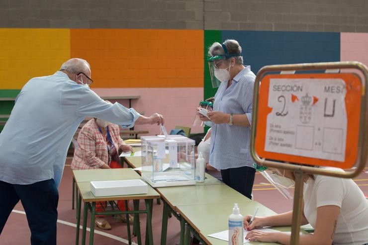 Votación das eleccións autonómicas de Galicia, en Burela (Lugo).. Carlos Castro - Europa Press / Europa Press