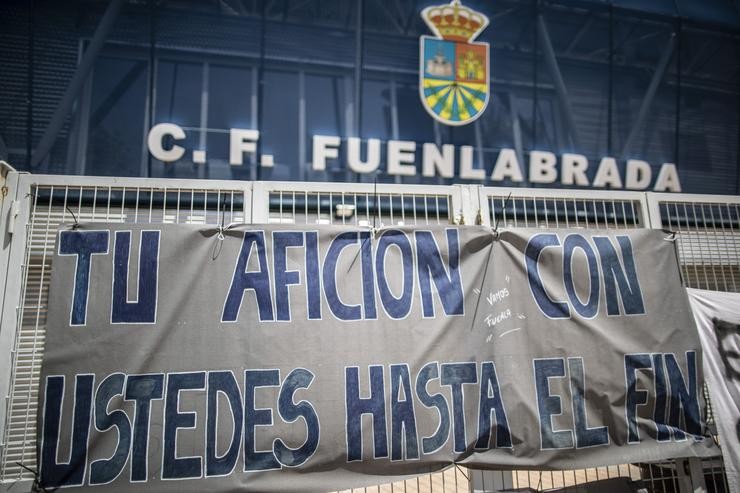 Pancarta na porta de acceso ao  Estadio Fernando Torres de Fuenlabrad 
